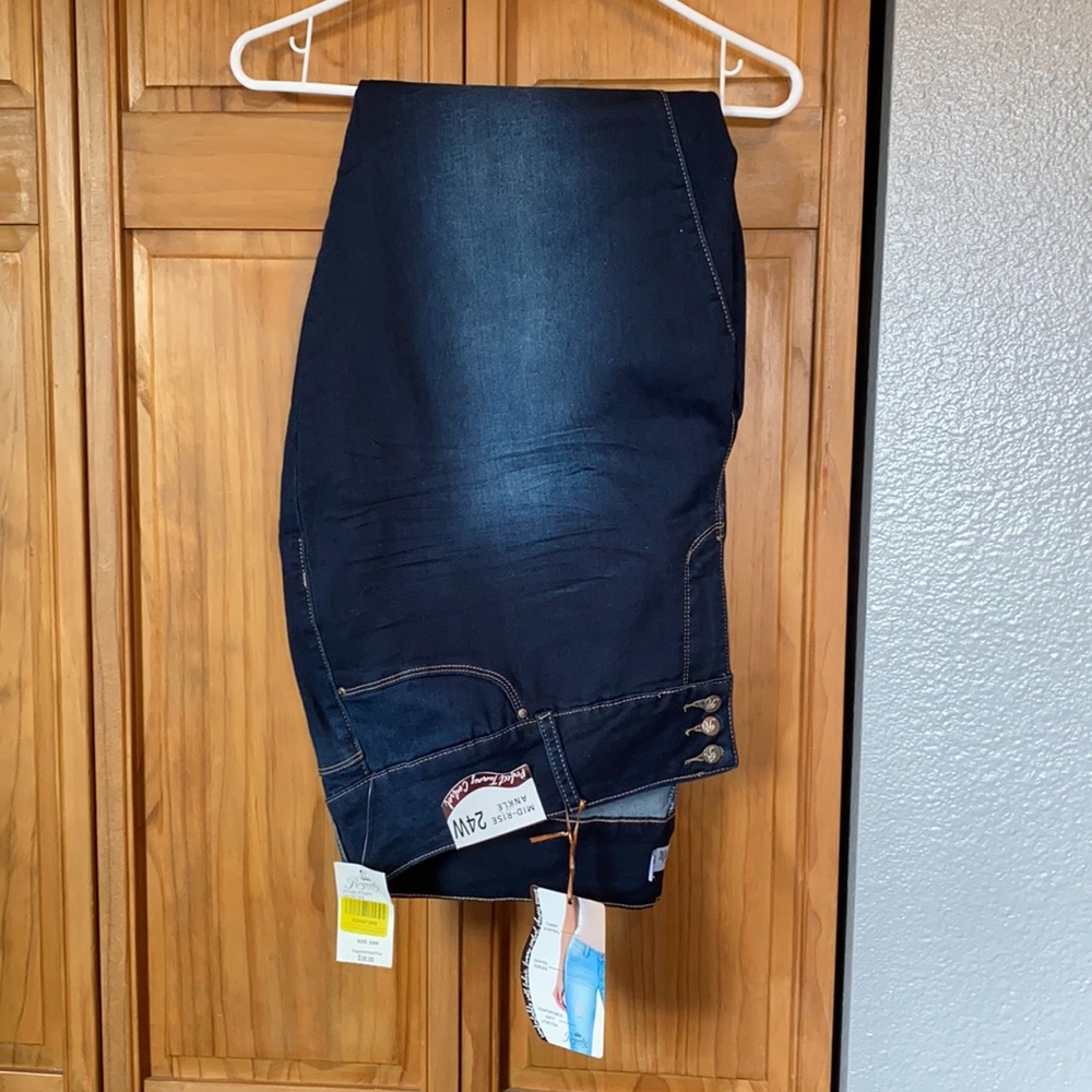 NWT mid rise ankle jeans